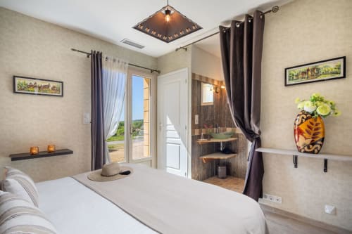 Moderne cottage slaapkamer op Domaine De Campagnac met tuinzicht, eigen badkamer en elegant meubilair