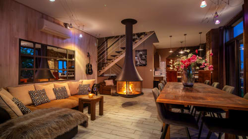 Elegant open cottage interieur van Domaine De Campagnac met open haard, eettafel, bank en trap in Carsac-Aillac