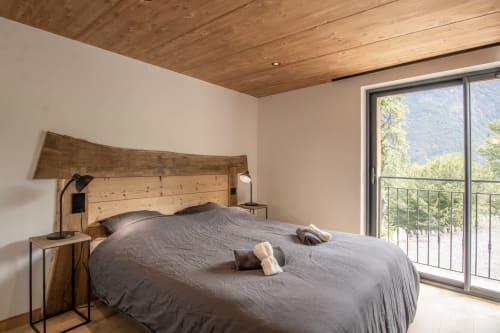 Chambre moderne avec plafond en bois, vue sur les montagnes depuis le balcon du Domaine de l'Epigny, Grand Aigueblanche
