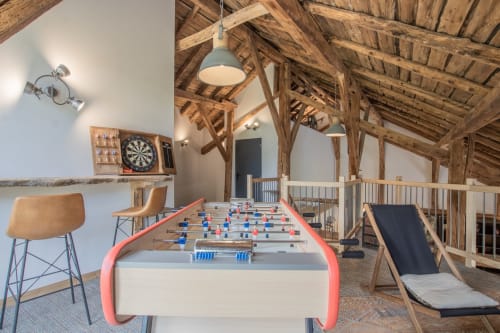 Salle de jeux du Domaine de l'Epigny avec baby-foot, fléchettes et salon de détente