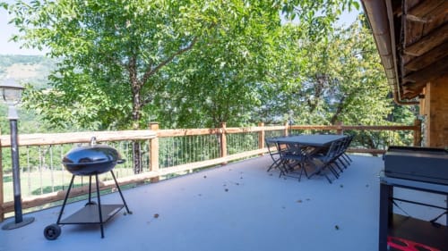 Grande terrasse du Domaine de l'Epigny avec barbecue, salon et vue sur les montagnes à Grand Aigueblanche
