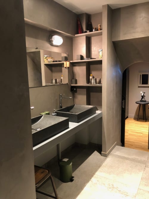 "YelloWGreY polished concrete bathroom"