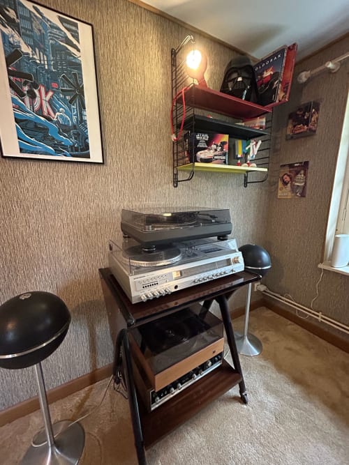 Chambre rétro au Domaine de Blanvatel avec platine vinyle, amplificateur et affiches vintage à Saint Pierre en Auge