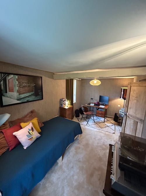 Chambre chaleureuse au Domaine de Blanvatel avec lit, bureau et équipements modernes à Saint Pierre en Auge