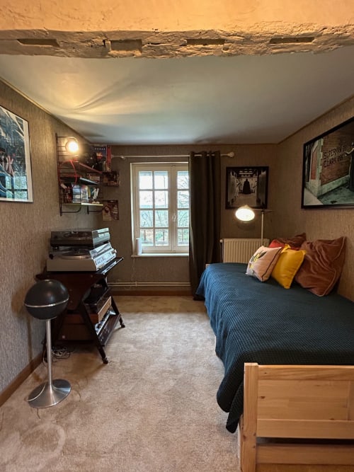 Chambre accueillante au Domaine de Blanvatel B&B à Saint Pierre en Auge avec lit, bureau et poutres apparentes