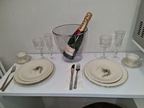 Elegante tavolo da cena formale a Raymihome Torino con coperto, champagne Moët e cristalleria di fine dining