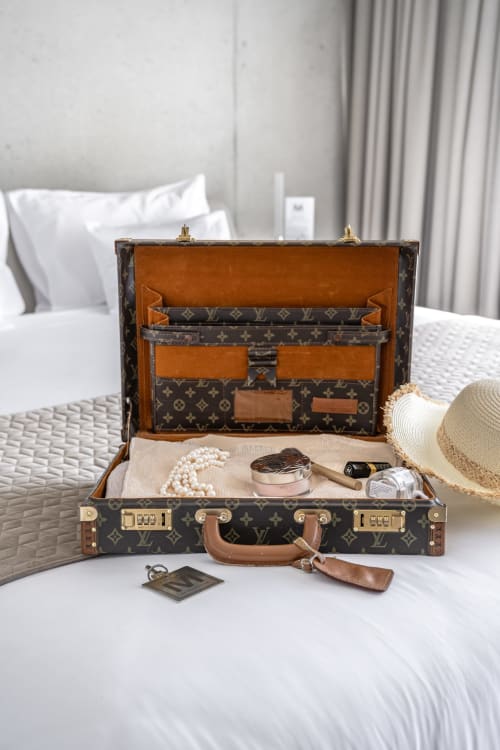 Luxuriöser vintage Koffer offen auf einem Bett im Le Pavillon M, mit Schmuck und Accessoires in Grignan