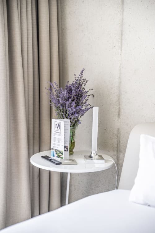 Moderner Nachttisch mit violetten Lavendelblüten und Willkommensmaterialien im Le Pavillon M in Grignan