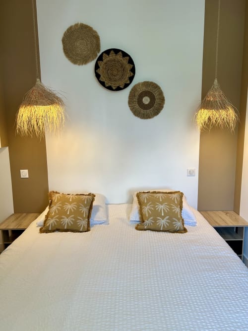 Chambre élégante à la Lady Jule B&B avec décoration murale tissée, lampes suspendues et coussins à motifs palmettes