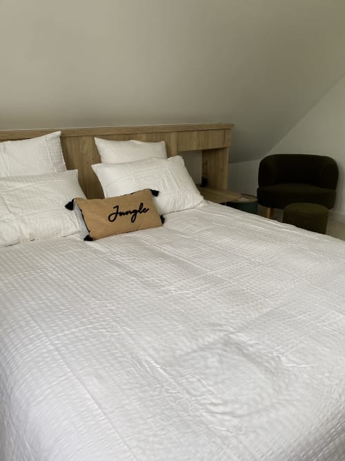 Chambre lumineuse à Lady Jule avec tête de lit en bois, literie blanche et coussin décoratif à Sainte-Luce-sur-Loire
