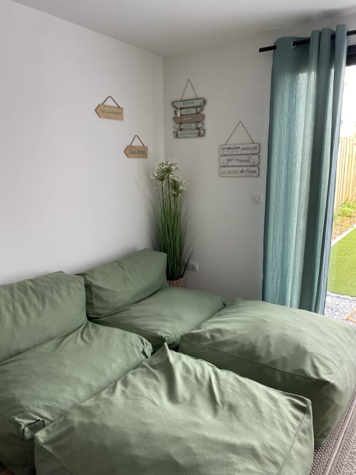 Chambre accueillante au B&B Lady Jule avec literie vert sauge, décoration murale, plante en pot et accès patio à Sainte-Luce-sur-Loire