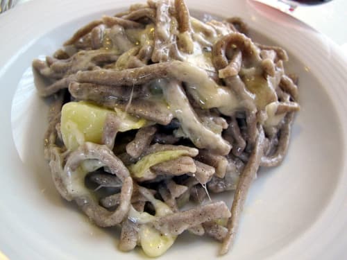 Sliced beef with onions and herbs served at Al Dos restaurant in Livigno