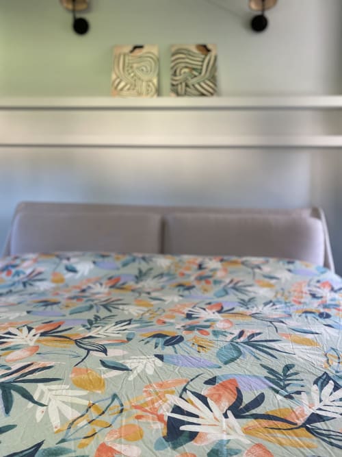 Chambre Colette avec sa literie florale colorée à la maison d'hôtes La Guirtelle à Lainsecq, France