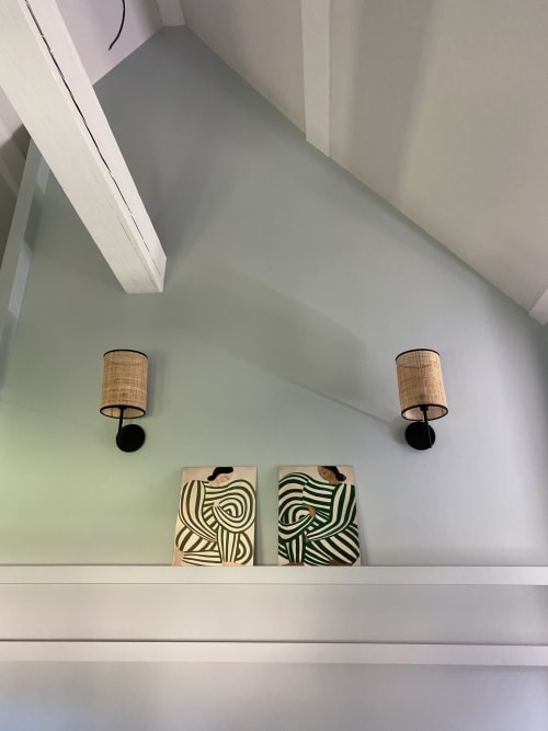 Chambre Colette à La Guirtelle, Lainsecq : appliques murales à abat-jour en rotin au-dessus d'une étagère avec œuvre d'art abstraite