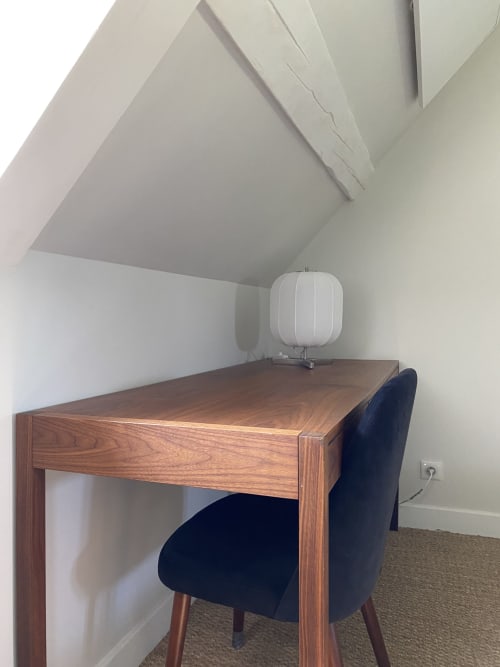 Bureau en bois avec chaise bleu marine dans la chambre Colette de La Guirtelle B&B, Lainsecq, lampe suspendue blanche et plafond mansardé