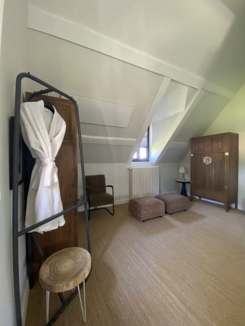 Chambre Colette à La Guirtelle B&B à Lainsecq avec plafonds mansardés, mobilier en bois et coin salon