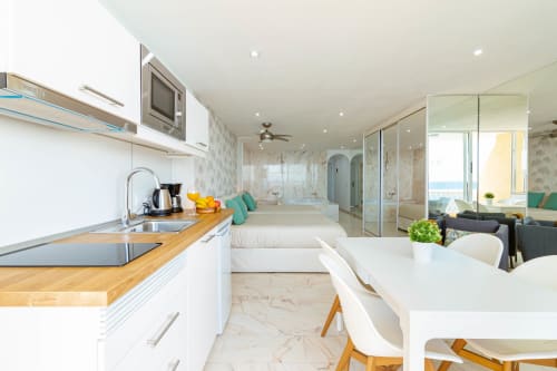 Modern Double Studio suite with kitchen, dining area, sea view balcony and bathroom in Arguineguín hotel