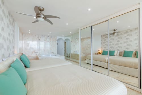 Luxury double studio suite with turquoise accents, spa bathtub, mirrored closets and ocean views in Arguineguín