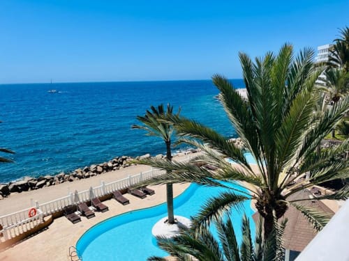 Arguineguín beachfront studio apartment with ocean view, pool, palm trees and sea access