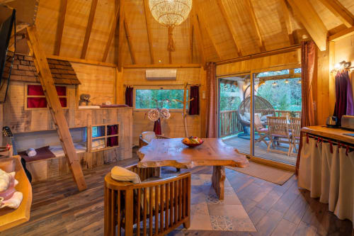 Mayreau-kamer in Domaine De Campagnac in Carsac-Aillac met houten meubels, woongedeelte en terras met zwembadzicht