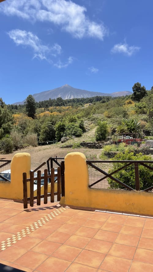 Terraza con puerta amarilla con vistas al Teide en Casonas de Marengo, Icod de los Vinos