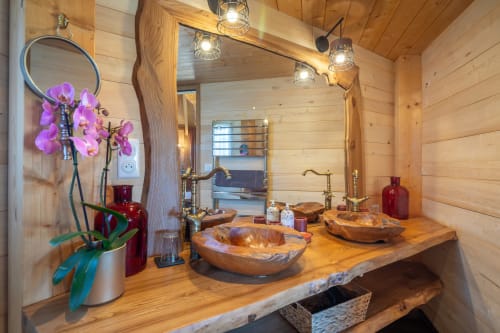 Luxe badkamer in de Mayreau-kamer van Domaine De Campagnac, Carsac-Aillac met houten wastafelschalen en orchideëendecoratie