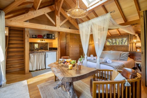 Tobago-kamer in Domaine De Campagnac te Carsac-Aillac met houten balken, hemelbed, rustieke tafel en kitchenette