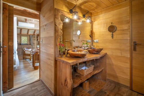 Rustieke badkamer met dubbele wastafelschalen, hangende lampen en open stellages in Domaine De Campagnac in Carsac-Aillac,