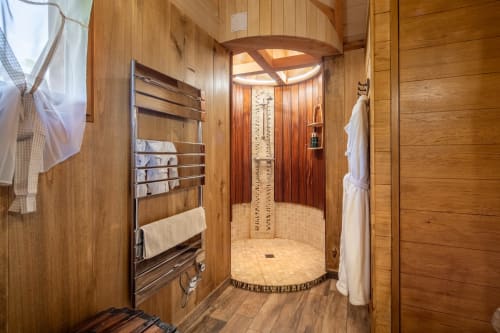 Luxe badkamer met verwarmde handdoekradiator en ronde douche in Domaine De Campagnac, Tobago kamer, Carsac-Aillac