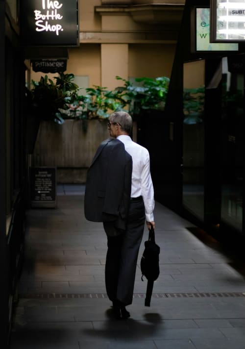 Homme d'affaires traversant un passage moderne aux Chambres d'hôtes & Spa Lady Jule à Sainte-Luce-sur-Loire