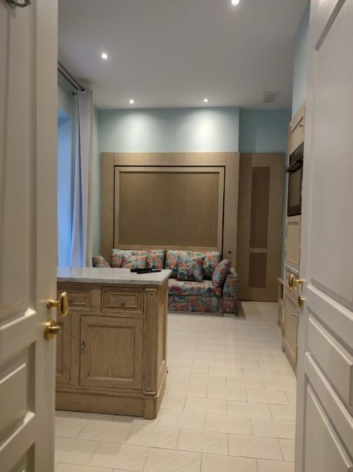 Spacious bedroom suite at Mes à Moi Pézenas with built-in bed nook, floral cushions, and modern amenities in Pézenas