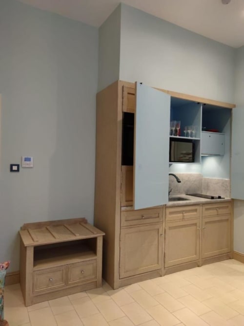 Modern wooden built-in storage and wardrobe with mirrored doors at Mes à Moi Pézenas boutique B&B