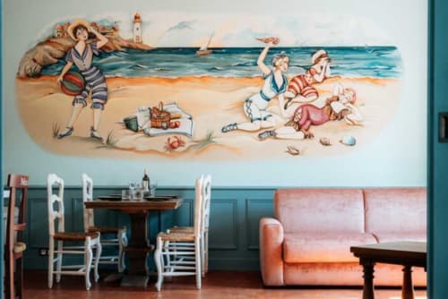 Fresque murale vintage de plage au Mes à Moi Pézenas, chambres d'hôtes à Pézenas, France, au-dessus de la salle à manger.