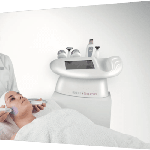 Femme recevant un soin du visage avec l'appareil DUOLIFT Sequential au spa Mes à Moi Pézenas