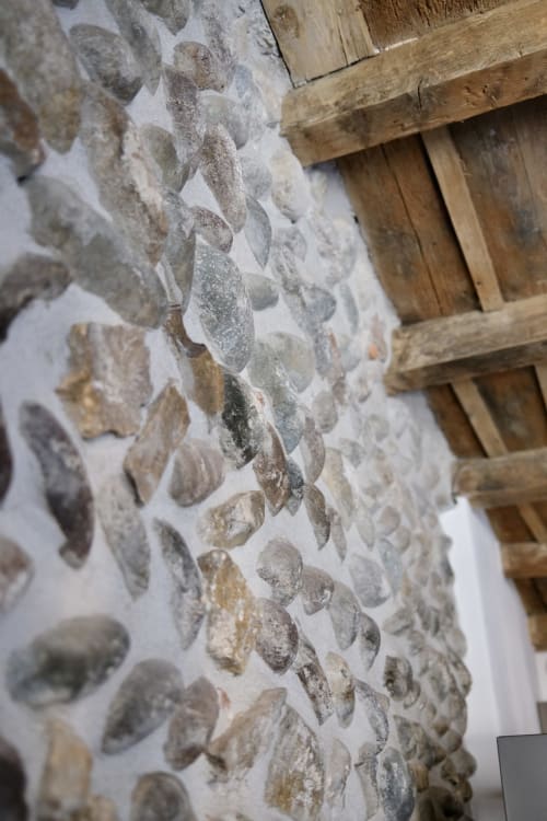 Nahaufnahme einer rustikalen Steinmauer mit Holzbalken im Apartments Borgovivobg im Zentrum von Bergamo