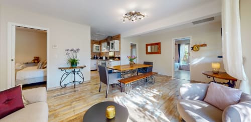 Ruim en licht woongedeelte van Domaine De Campagnac met eettafel, keuken, zithoek en uitzicht op de tuin