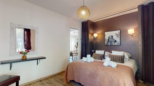 Elegant slaapkamer in cottage Le Catalpa van Domaine De Campagnac met tuinuitzicht, voorzien van queensize bed met witte kussens