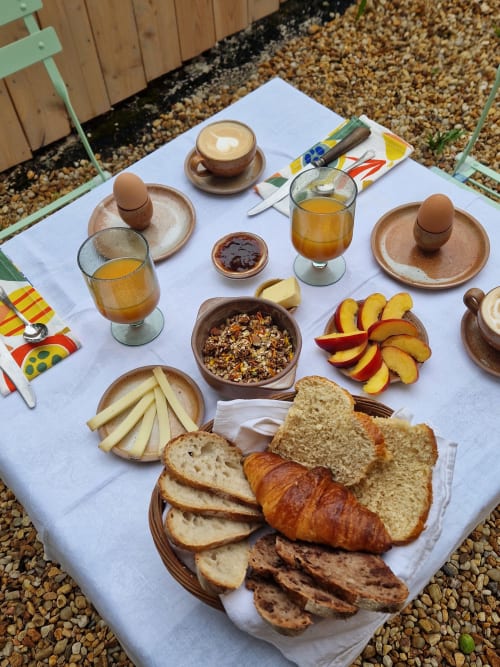 Petit-déjeuner à Maisonaurinko à Thénon : œufs à la coque, café, jus, viennoiseries, pain, fruits frais et fromage
