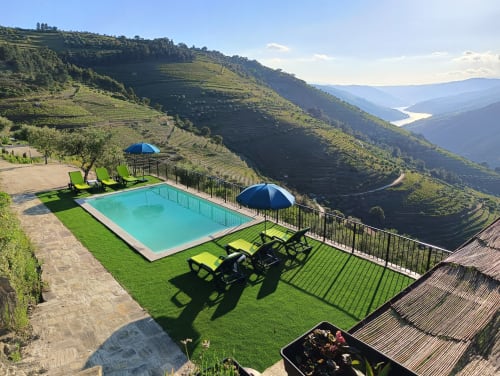 Terraço de piscina de luxo com vista para as vinhas e rio do Vale do Douro na Quinta do Fraguil, Portugal