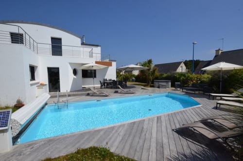 Terrasse de la Villa Keruster à Doëlan, avec piscine en bord de mer