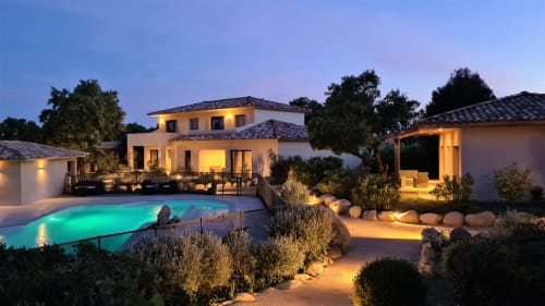 Luxus-Apartment Villas Lantana in Lecci mit beleuchteter Poolanlage, Terrasse und mediterranen Gärten in der Abenddämmerung