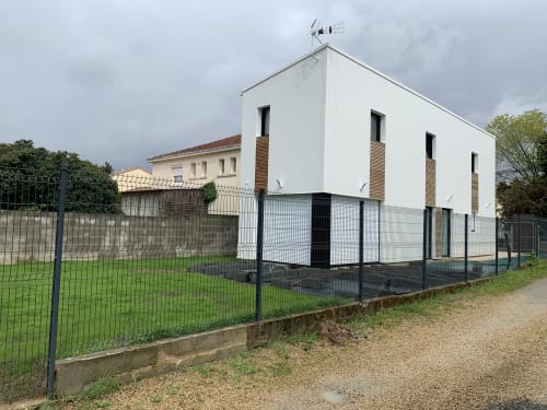 La Maison Blanche BnB, bâtiment blanc moderne avec clôture métallique à Bouguenais, France