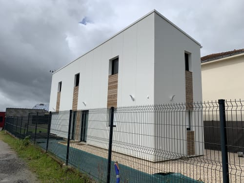 Bâtiment blanc moderne de La Maison Blanche B&B à Bouguenais, France avec clôture métallique