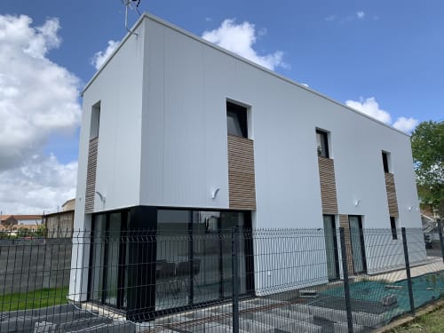 Maison d'hôtes blanche moderne avec volets en bois à Bouguenais, France - La Maison Blanche