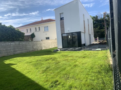 Villa moderne La Maison Blanche aux murs blancs et jardin verdoyant à Bouguenais, France