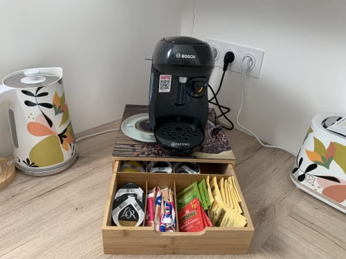 Cafetière Bosch Tassimo avec rangement organisé de capsules de thé et café à La Maison Blanche B&B à Bouguenais