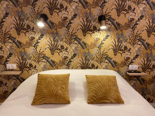 Chambre contemporaine à La Maison Blanche B&B à Bouguenais avec papier peint botanique et coussins dorés