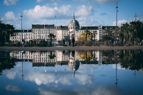 La Maison Blanche BnB se reflète dans les eaux de Bouguenais, son dôme élégant et son architecture classique apparents