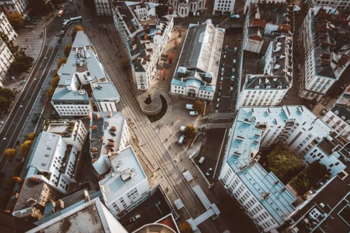 Vista aerea di La Maison Blanche BnB a Bouguenais, Francia circondata da edifici urbani
