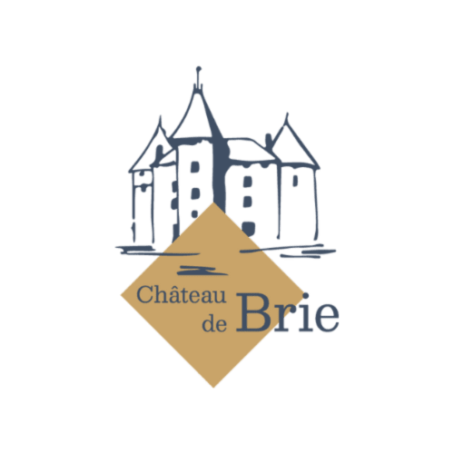 Logo du Château de Brie : illustration d'un château médiéval avec bannière dorée, Champagnac la Rivière